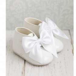 Baby pod boots white